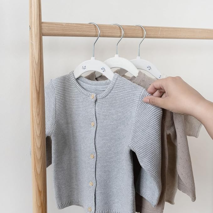 3 Sprouts Velvet Baby Hangers - Non-Slip Hanger for Infant, Toddler, Baby Clothes - Closet Kids Hangers with Slim Design, Nordic Colors, Pack of 30 - Blueberry & Cream